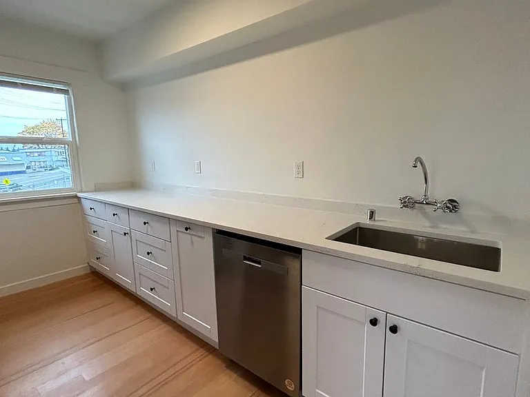 1223 W Nickerson St — Photo 3