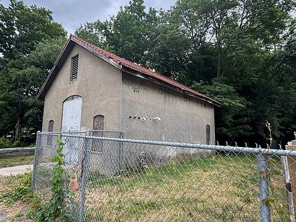 2nd image of 138 Perkins Ave