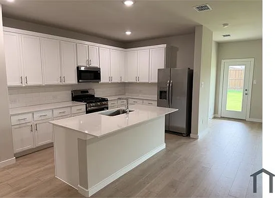 4 bed, 2131 sqft, $2,350 — Photo 4