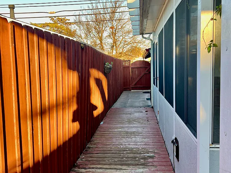 2212 Francis Ave — Photo 33