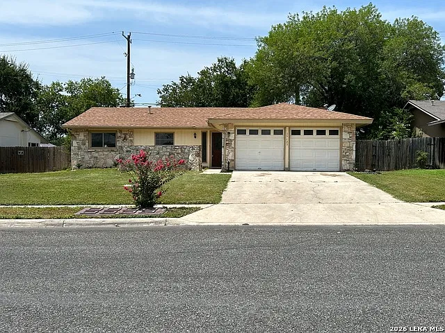 4 bed, 2.0 bath, 1690 sqft, $1,595 — Photo 2