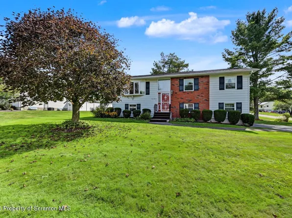 900 Oakwood Dr, Clarks Summit, PA 18411