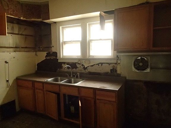 3rd image of 11412 S Yale Ave
