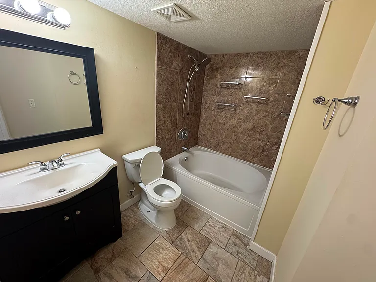 201 Villa Cir #201 — Photo 20