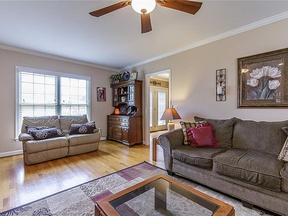 4th image of 504 Hill Ln