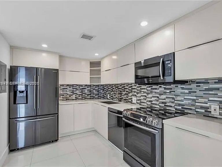 100 Bayview Dr #508 — Photo 2