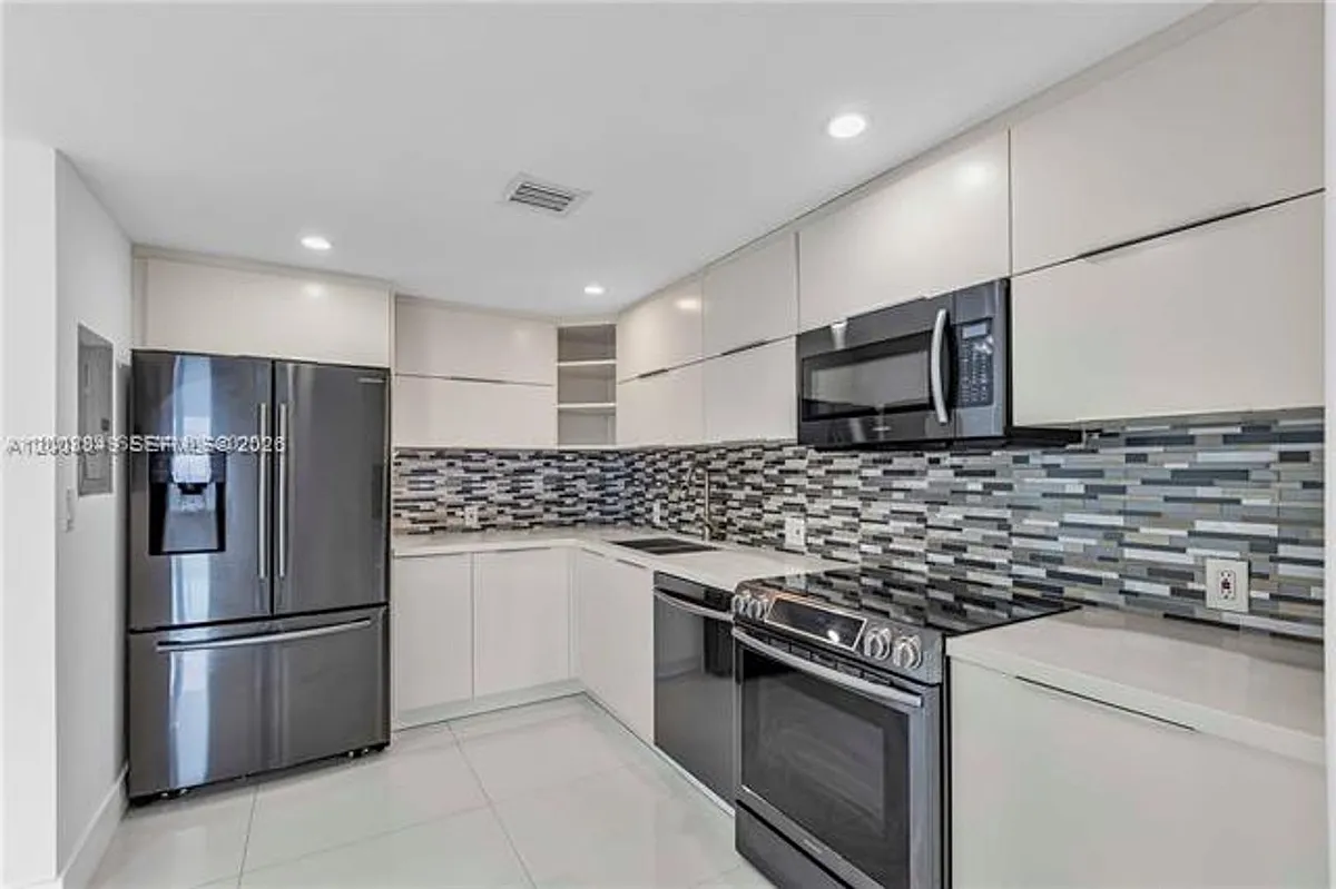 Building Photo - 100 Bayview Dr #508
