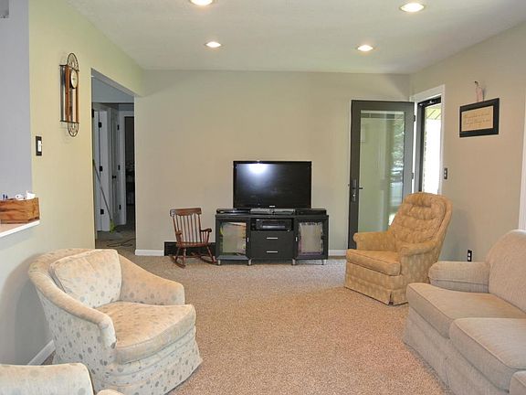 5th image of 893 Kinney Ave NW