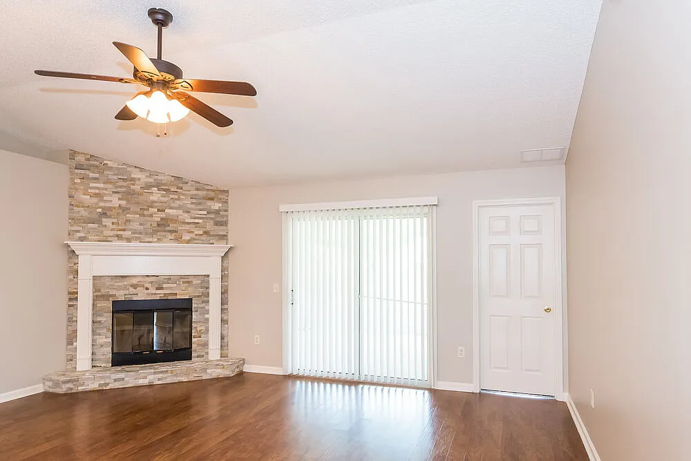 4 bed, 2.0 bath, 1844 sqft, $3,090 — Photo 4
