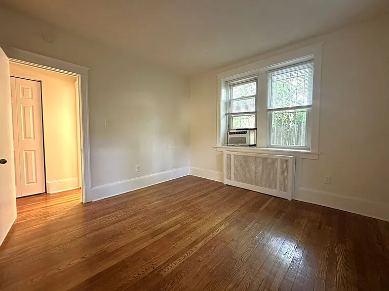 Queen Lane Manor — Photo 36
