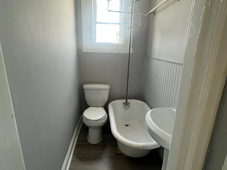 2437 E Biddle St — Photo 7