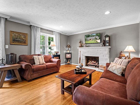 5th image of 435 Country Club Dr