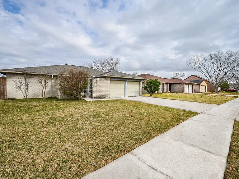 1114 Blue Diamond Dr — Photo 1