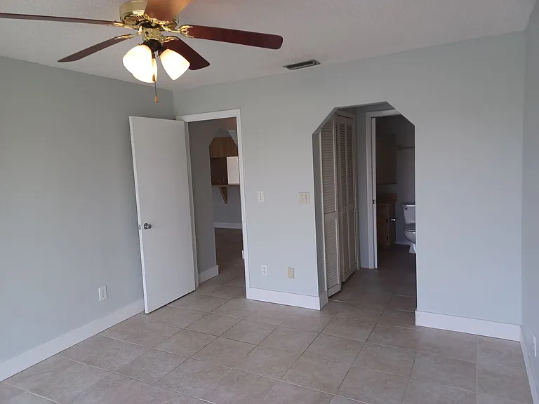 Community Pool / All Tiled Unit with a screened in lanai / Water Included & 1 mnth FREE — Photo 11