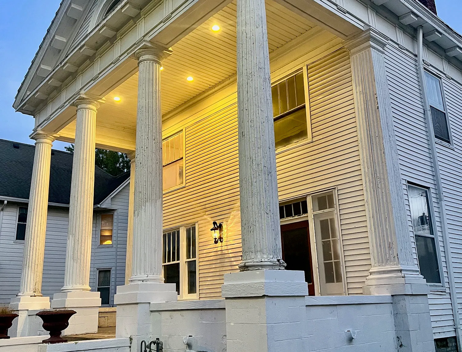 4 bed, 1.5 bath, 2900 sqft, $1,900 — Photo 1