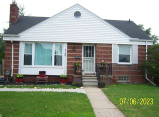 2189 Vernier Rd, Grosse Pointe Woods, MI 48236