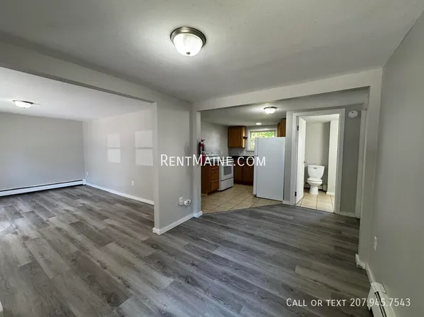 206 Maine Ave APT 4, Farmingdale, ME 04344