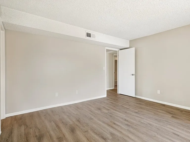 12th & Beach Apartments — Photo 41