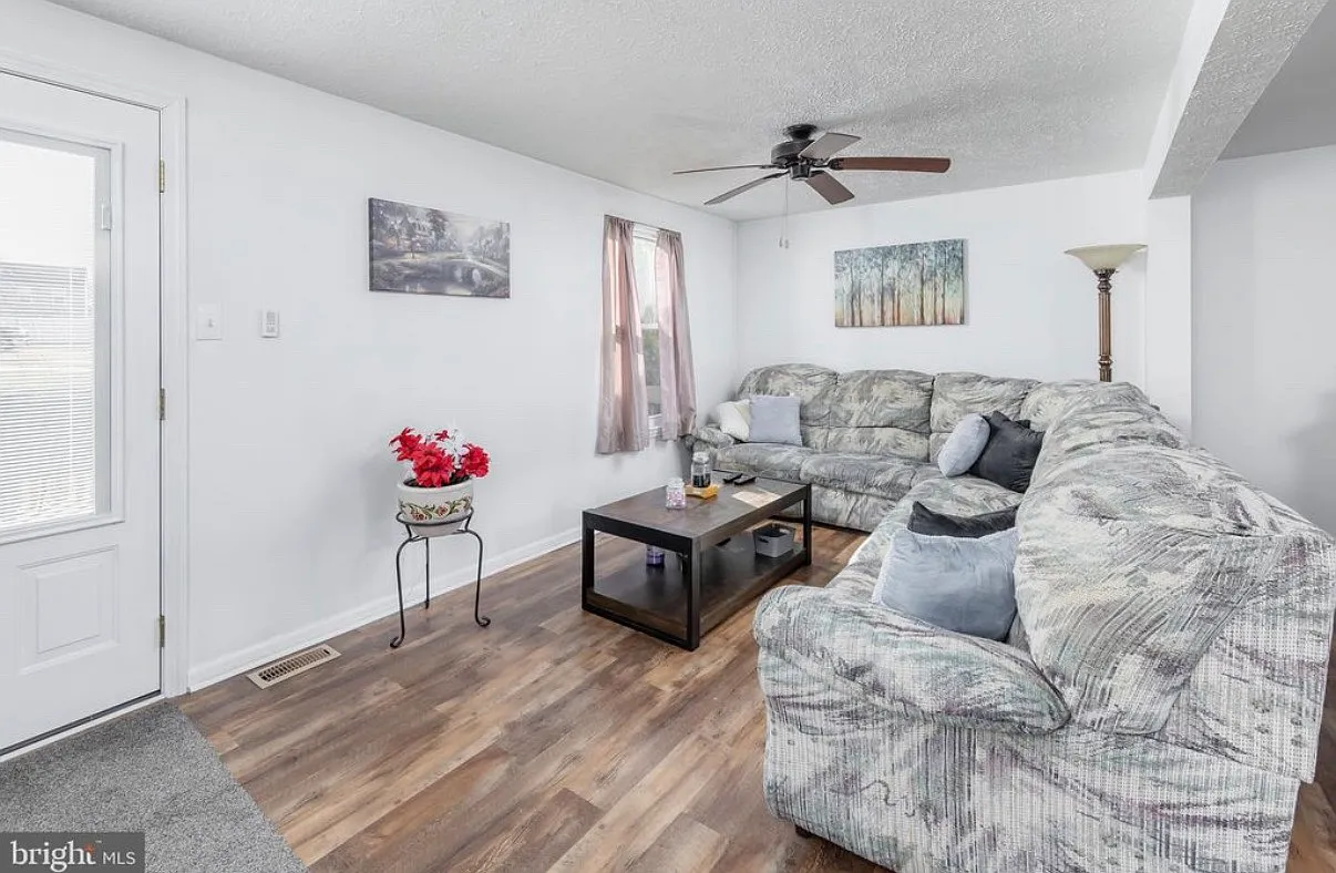 3 bed, 1320 sqft, $2,450 — Photo 3