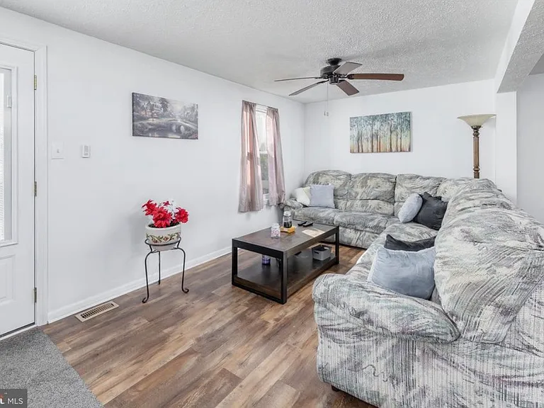 72 Stoneshire Dr — Photo 3
