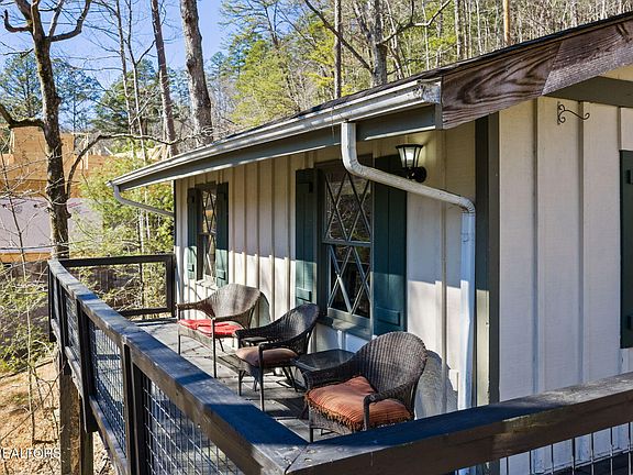 3rd image of 2652 Sunset Rd