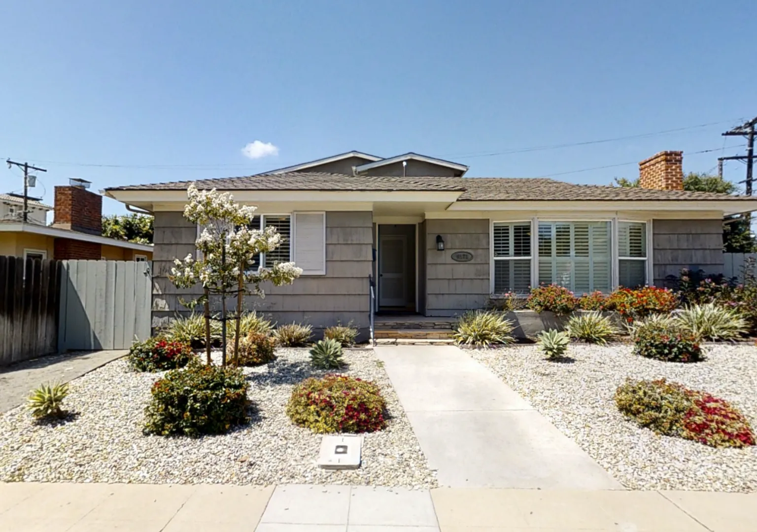 Beautiful 8 Bedroom on the Corner of Mary and 63rd!! — Photo 1