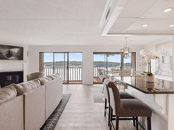 2nd image of 4312 Lakeshore Ln Unit 204