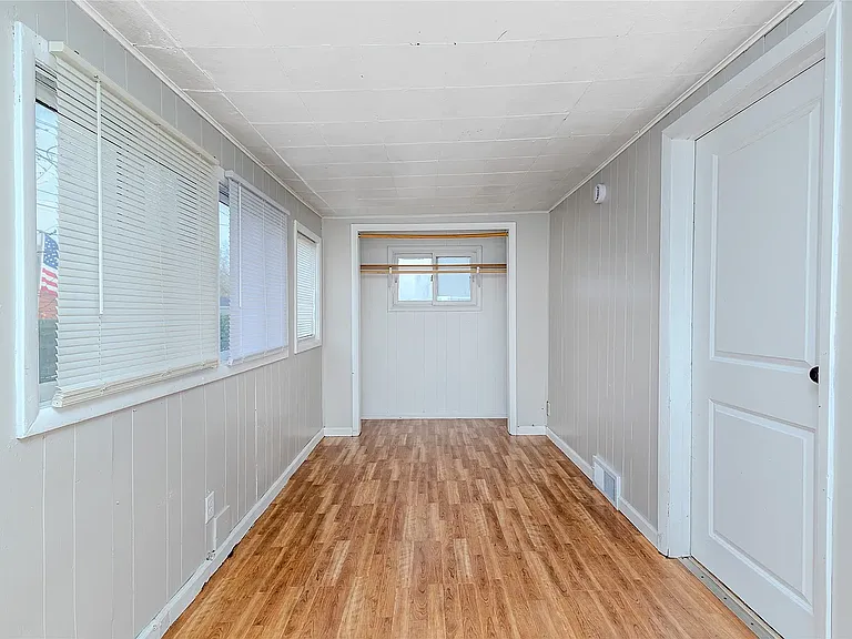 1241 E 17th Ct — Photo 3