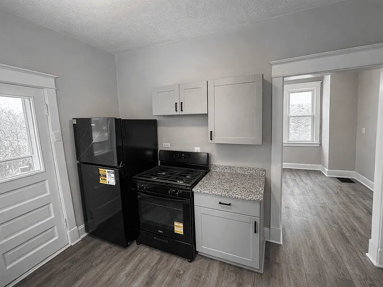 2550 Montana Ave — Photo 5