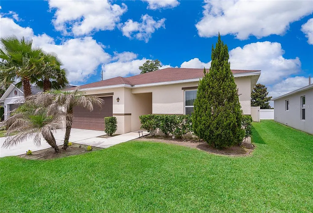 4 bed, 2.0 bath, 1759 sqft, $2,500 — Photo 1