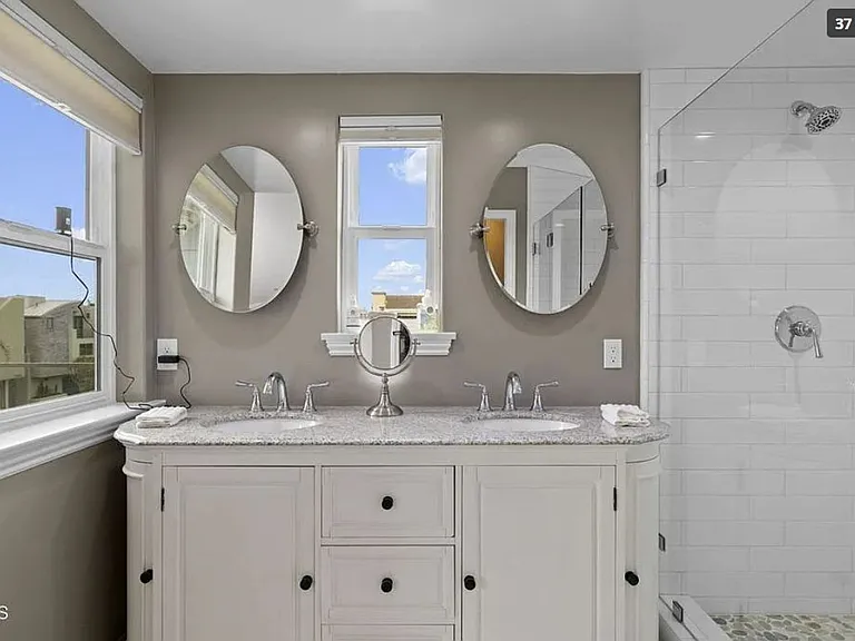 104 La Brea St — Photo 10