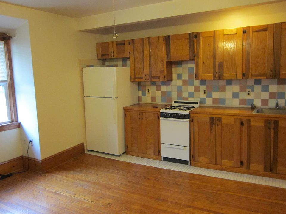 kitchen /living room area seen from entrance