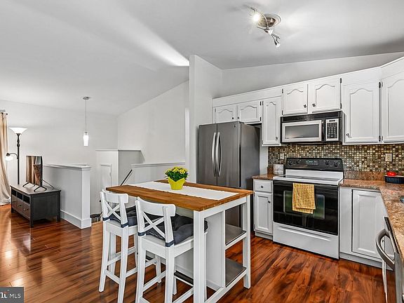 2nd image of 456 Poplar Ln