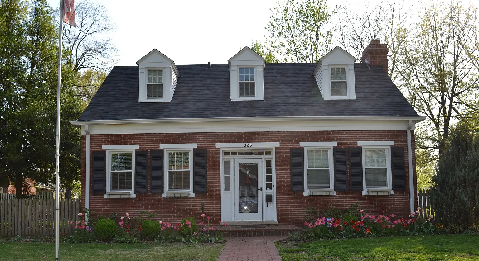 825 Forest Ave photo 1