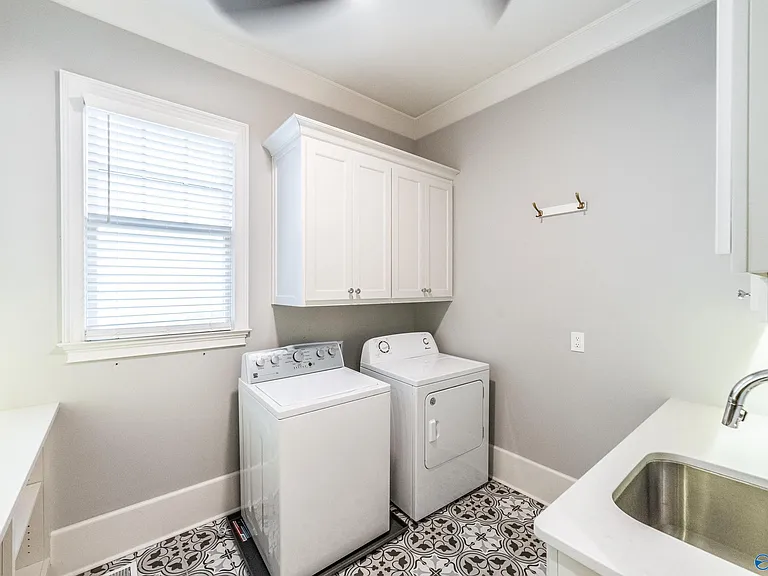 319 Saint Louis St — Photo 32