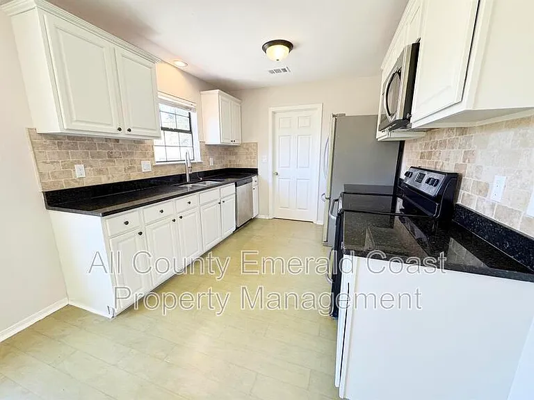 710 Swan Ln — Photo 12