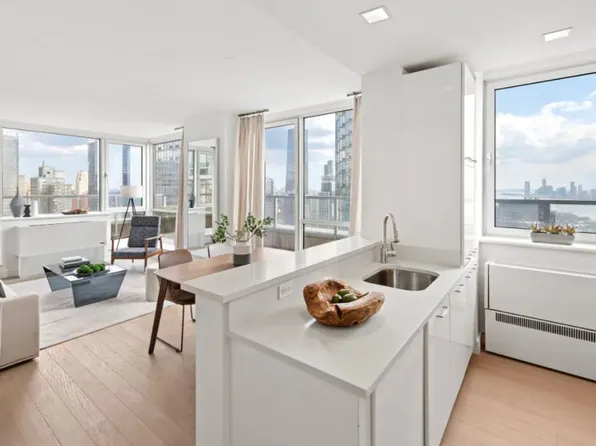 635 W 42nd St APT 40F, New York, NY 10036