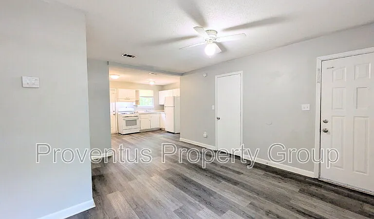 4527 Versailles Dr — Photo 6