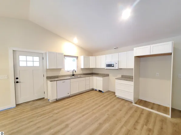 8516 S Maple St, Maple City, MI 49664