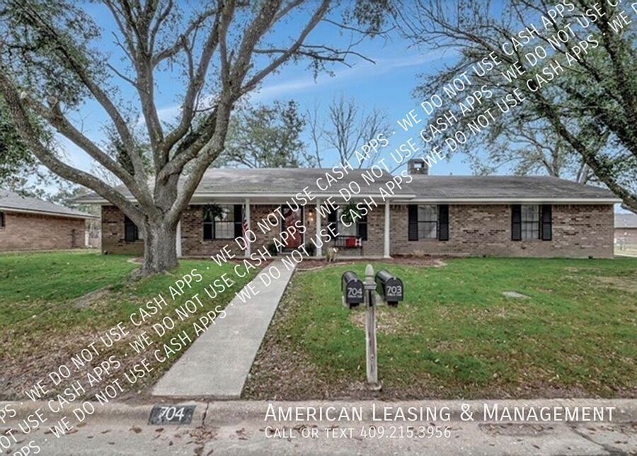 1st image of 704 Willow Oak St