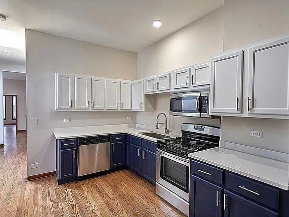 4th image of 2706 W Warren Blvd #1