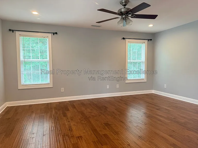 305 Holly Thorn Trce — Photo 29