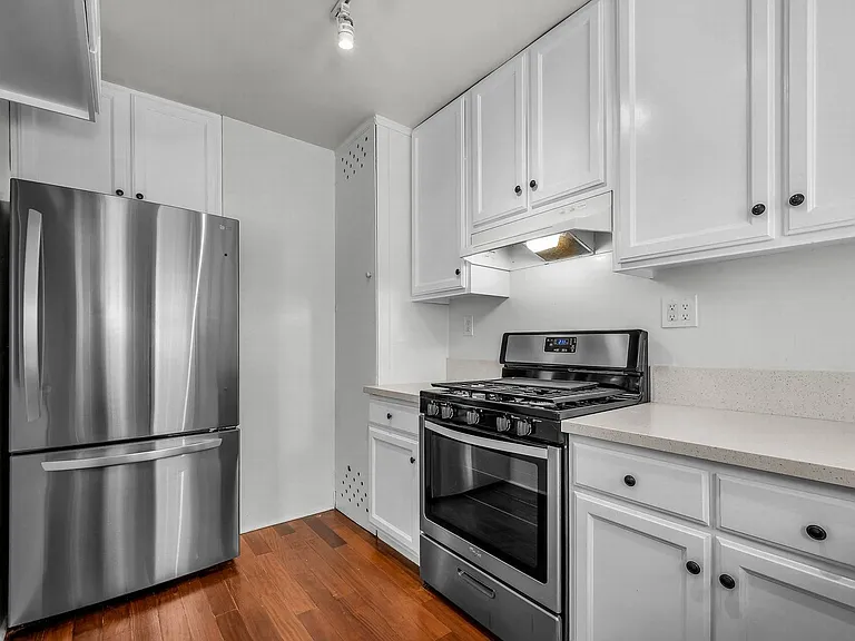 660 Ocean Park Blvd #B — Photo 1