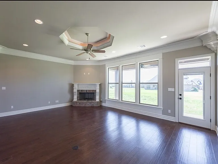 155 Lori Dr — Photo 4