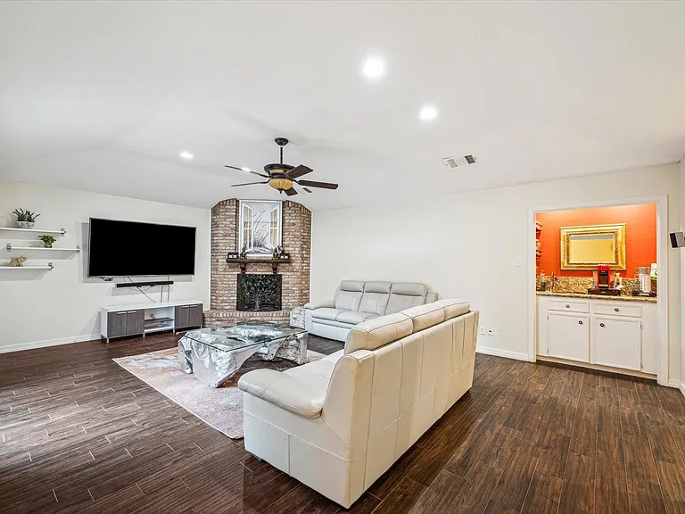 910 Coachlight Dr — Photo 4