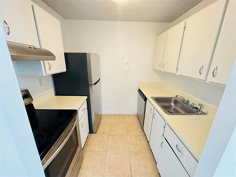 1068 N Benoist Farms Rd #302 — Photo 5