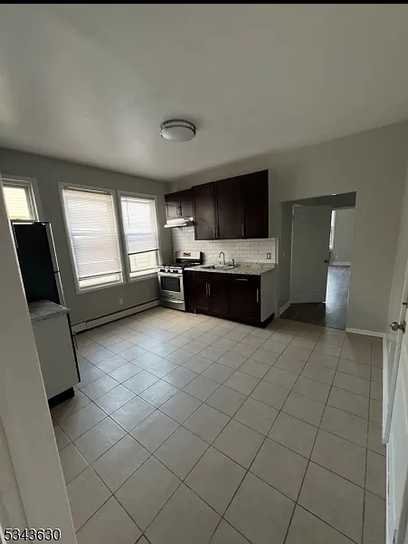 3 bed, 1.0 bath, $2,500 — Photo 3