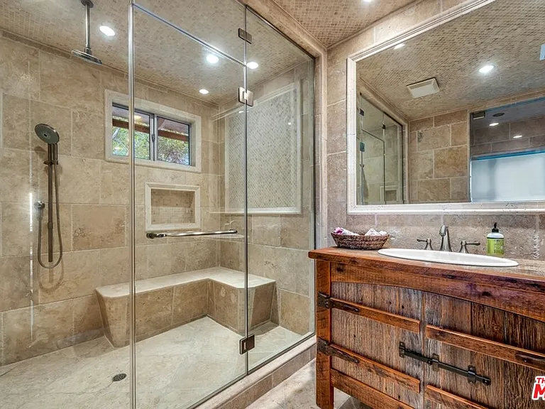 829 N Whittier Dr — Photo 40