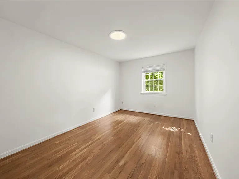 315 Center St N — Photo 13