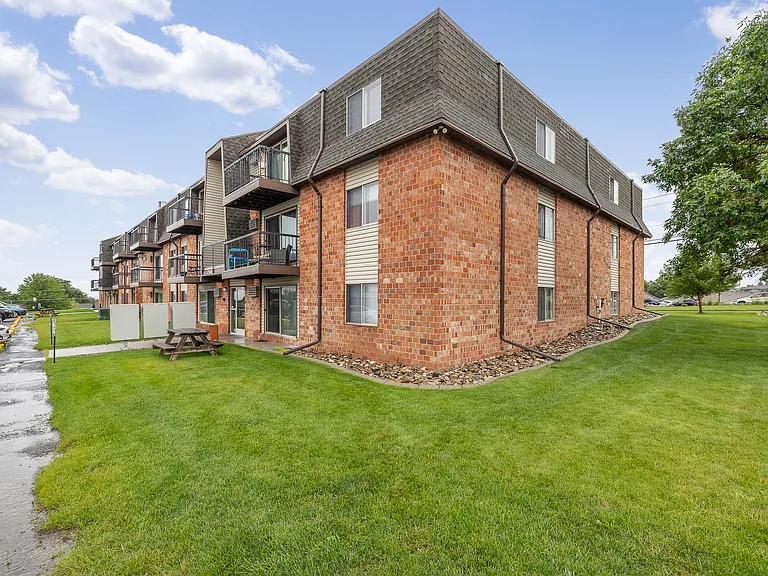 Country Bluff Apartments — Photo 37